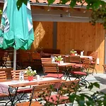 Konukevi Und Weingasthof Schwarzer Adler 3*