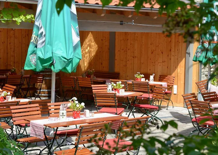Vendégház Und Weingasthof Schwarzer Adler 3*