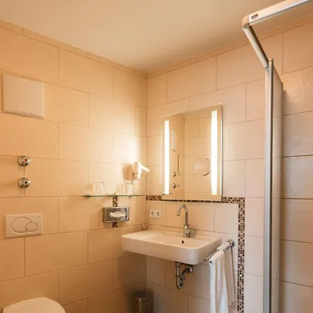 Und Weingasthof Schwarzer Adler Pensjonat 3*