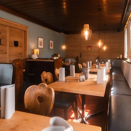 Und Weingasthof Schwarzer Adler 3*