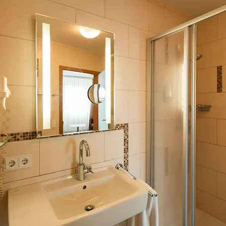 Und Weingasthof Schwarzer Adler Gasthuis 3*