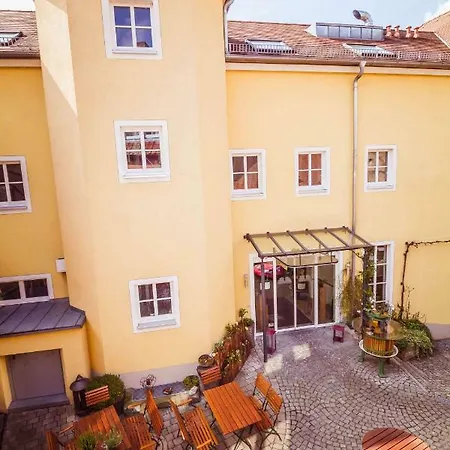 Penzion Und Weingasthof Schwarzer Adler 3*